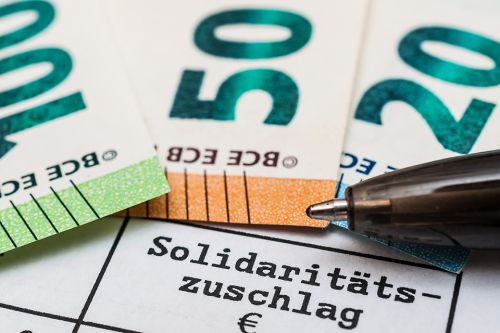 Foto: Schriftzug Solidaritätszuschlag und Geldscheine