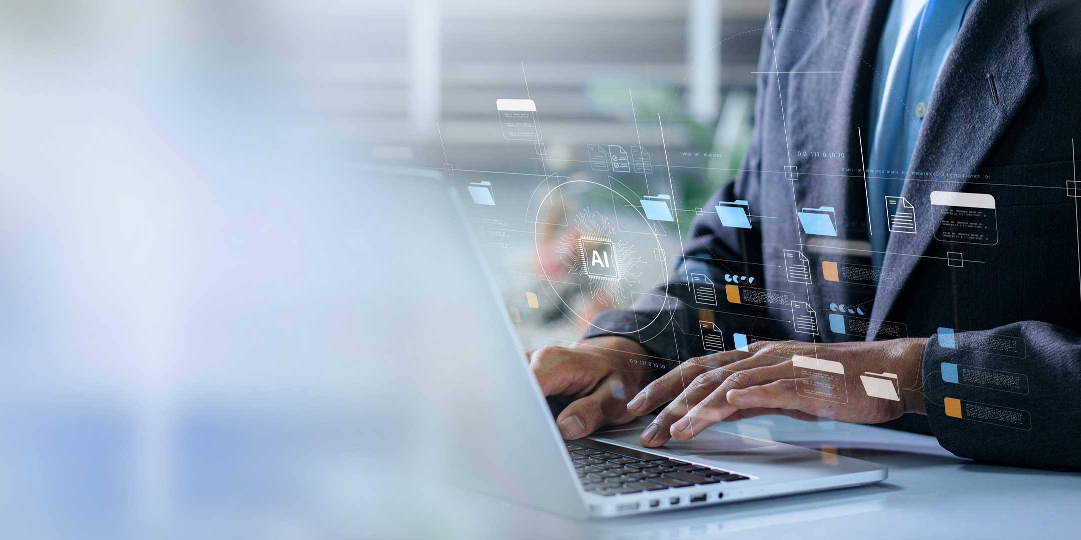 Hände tippen auf Laptop, davor schwebende digitale Symbole zu künstlicher Intelligenz und Dateien.